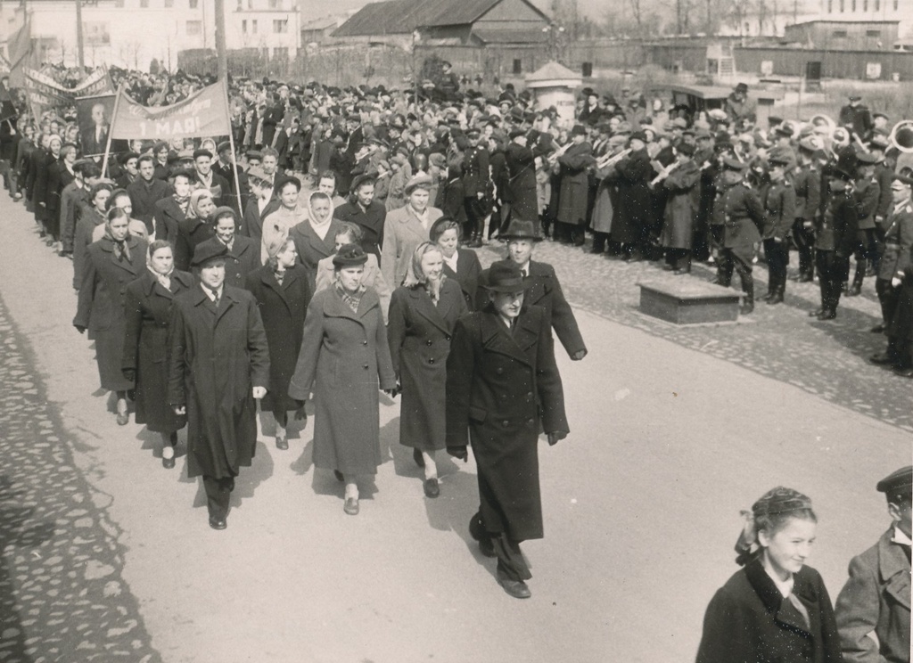 Foto. 1. mai paraad Võrus 1958.a. Võru II Keskkooli kolonn.