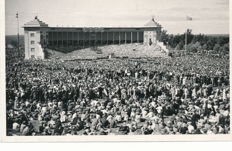 Foto. Vaade Tallinna lauluväljakule Üldlaulupeo ajal. Pildistatud Lasnamäe veerelt. 21 ja 22. VII. 1955. Fotogr. J. Vatser.