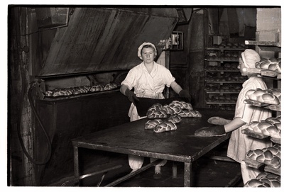 Leivatehas nr. 2, punutud saiade küpsetamine.  duplicate photo