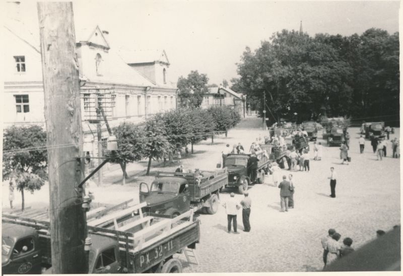 Foto. Masinapark Haapsalu raj. lauljate transpordiks Tallinna XV Üldlaulupeole. 17.07.1960. Fotogr. R. Kalk.
