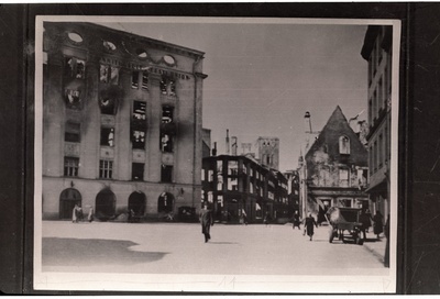 Sõjapurustusi Tallinnas Suur-Karja tänaval, tagaplaanil Vana-Posti tänav, 1944. aasta.  duplicate photo