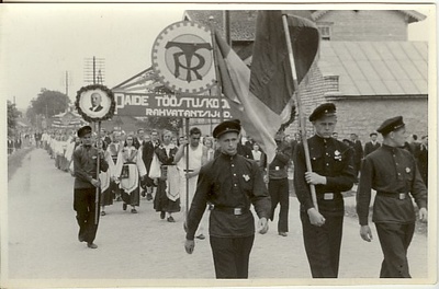 foto, Paide Tööstuskooli rahvatantsijad kolonnis 1951.a.  duplicate photo