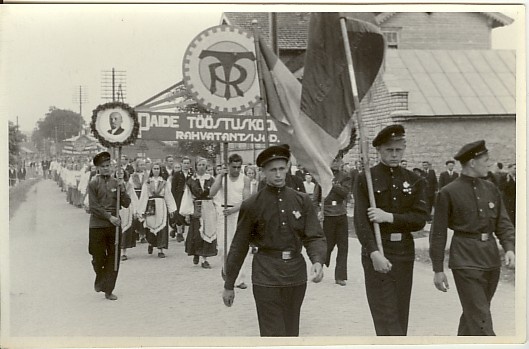 foto, Paide Tööstuskooli rahvatantsijad kolonnis 1951.a.