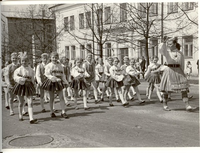 foto, pioneeriorganisatsiooni 50. aastapäevale pühendatud paraad Paides 1972.a.  similar photo