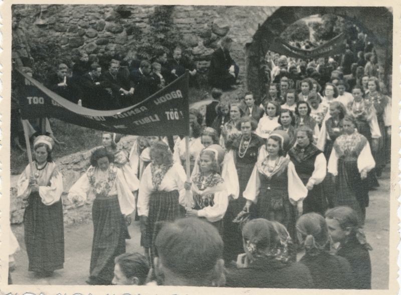 Foto. Haapsalu raj. kultuurimaja naiskoor 1955.a. laulupäeval. Mustvalge.