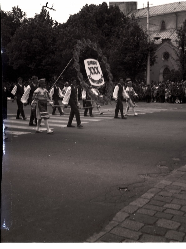 Rahvatantsijate rongkäik, 30 võtet.