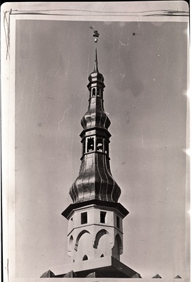 Raekoja torni kiiver Vana Toomaga peale restaureerimist, 1952. aastal.  similar photo