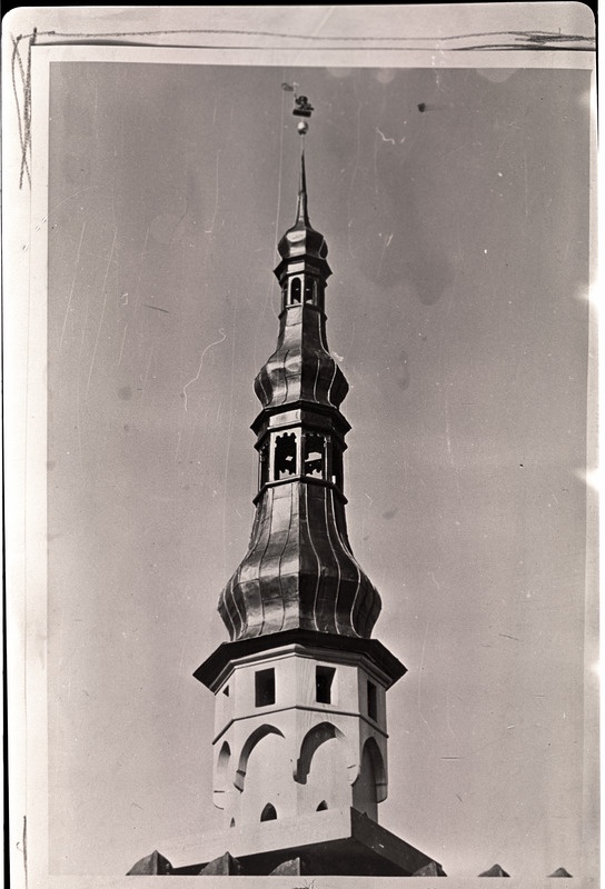 Raekoja torni kiiver Vana Toomaga peale restaureerimist, 1952. aastal.
