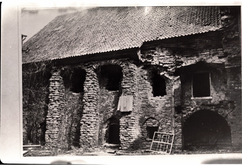 Dominiiklaste klooster enne restaureerimist, umbes 1954. aastal.