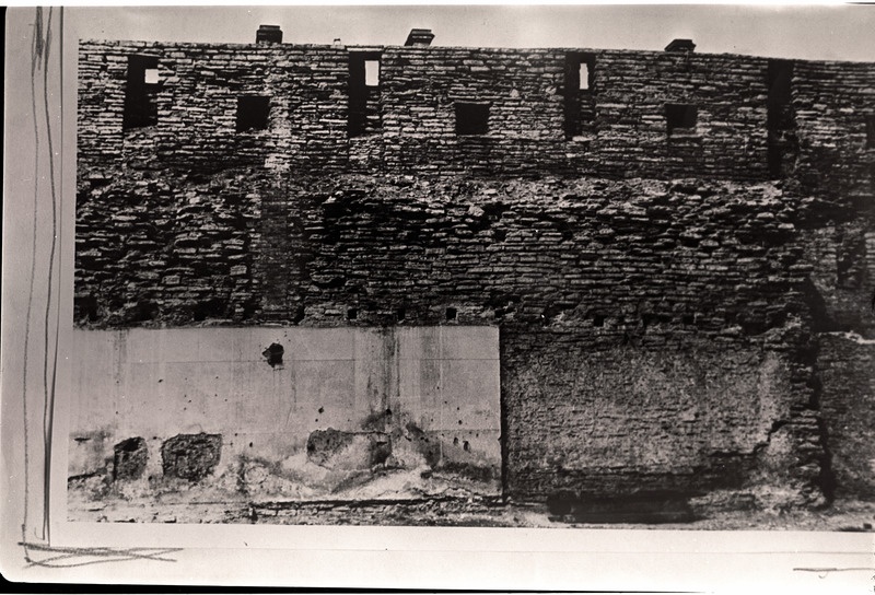 Linnamüür Nooruse tänava lõigus enne restaureerimist, umbes 1951. aastal.