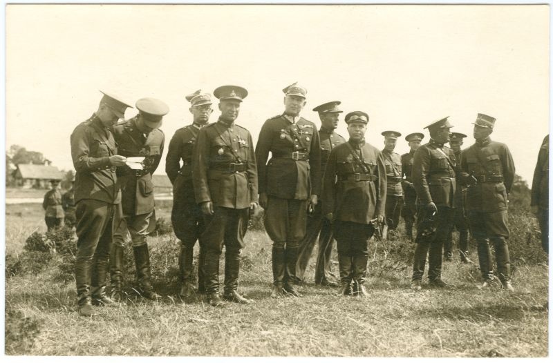 Foto. Erinevate riikide ohvitserid maastikul.