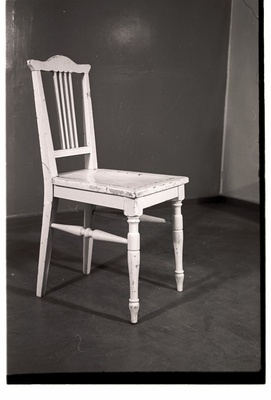 Valgeks värvitud köögitool 1920-ndatest aastatest.  duplicate photo