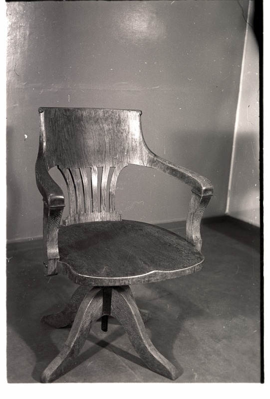 Reguleeritava kõrgusega kontoritool 1930-ndatest aastatest.