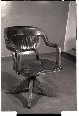 Pehmendatud seljatoega kontoritool 1930-ndatest aastatest.  duplicate photo