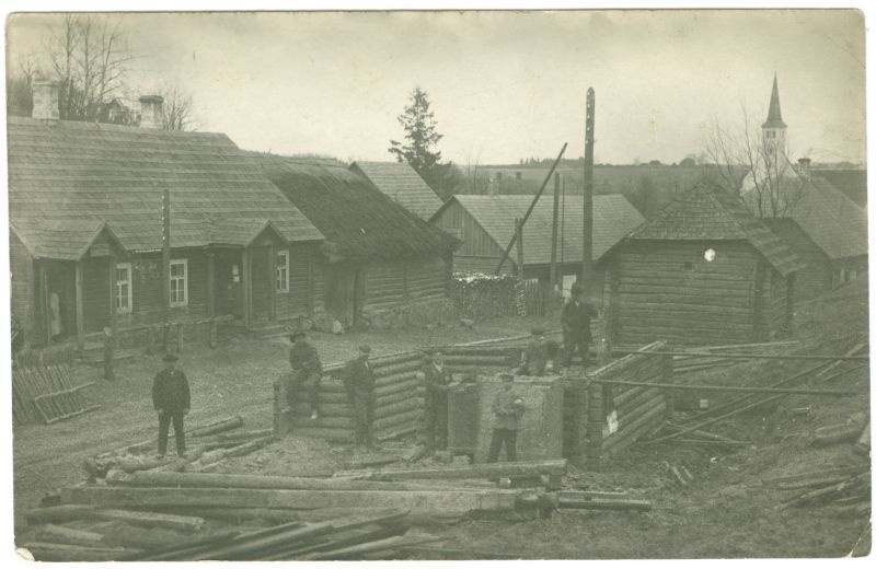 Foto. Soomusrongide staabi abihoone ehitus Põlva peatänaval. 1919.