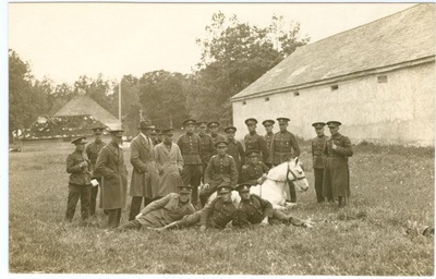 Foto. I soomusrongi-rügemendi liikmed hobusega.  similar photo