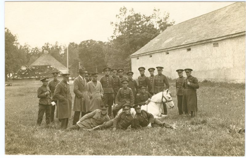 Foto. I soomusrongi-rügemendi liikmed hobusega.