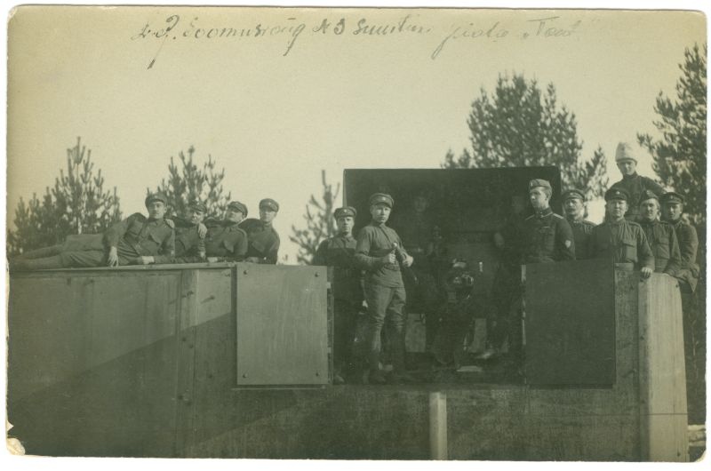 Foto. Laiarööpmeline soomusrong nr 3 suurtükiga Tont.