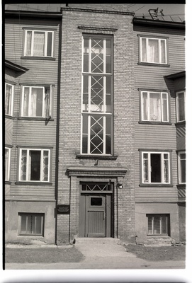 Kolmekordne kivitrepikojaga puumaja Gogoli tänav 19, hoone välisuks ja trepikoda.  duplicate photo