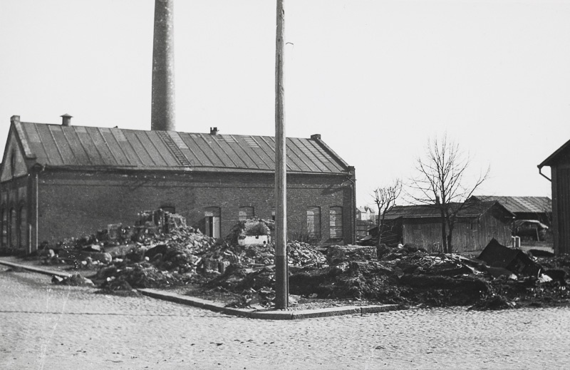 Tuhoutunut rakennus Korppolaismäellä; ulkokuva