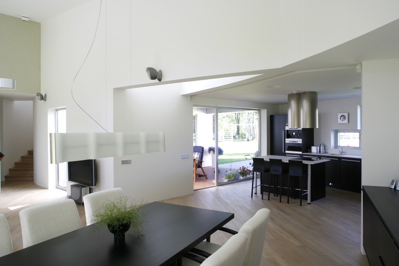 Eramu Rannamõisas Merihobu tee 2, nn Alumiiniummaja. Interjöör. Arhitektid Muru & Pere: Urmas Muru, Peeter Pere, Janek Maat, Katrin Kaevats