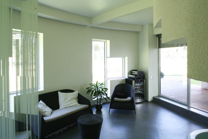 Eramu Rannamõisas Merihobu tee 2, nn Alumiiniummaja. Interjöör. Arhitektid Muru & Pere: Urmas Muru, Peeter Pere, Janek Maat, Katrin Kaevats