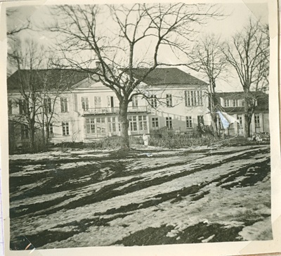 Foto. Haapsalu rajoonihaigla õuepoolne vaade. Seotud Mannide suguvõsaga. Asub HM 8800:2  similar photo