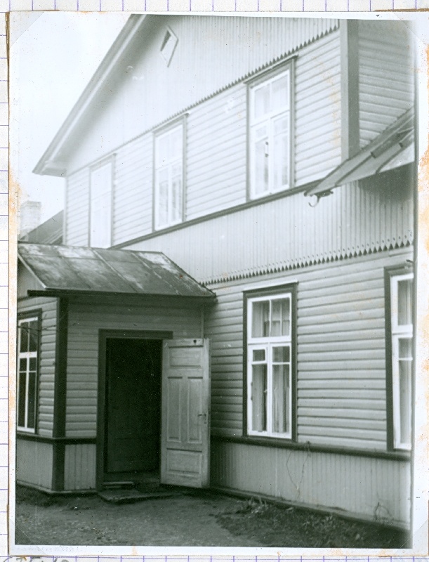 Foto. Villem Soondra maja õuepoolne sissekäik. Võidu tän. 45 Haapsalus. 1989. Seotud Mannide suguvõsaga. Asub HM 8800:1