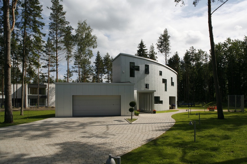 Eramu Rannamõisas Merihobu tee 2, nn Alumiiniummaja. Arhitektid Muru & Pere: Urmas Muru, Peeter Pere, Janek Maat, Katrin Kaevats