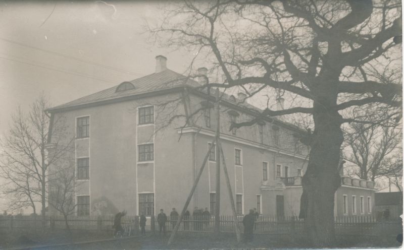 Foto. Läänemaa Õpetajate Seminari tütarlaste internaat. 1928 sügis.