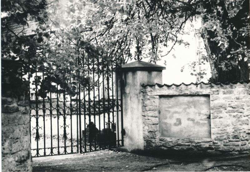 Foto. Haapsalu vaade. Koduloomuuseumi värav. Foto: G. Meyer. 1988.
