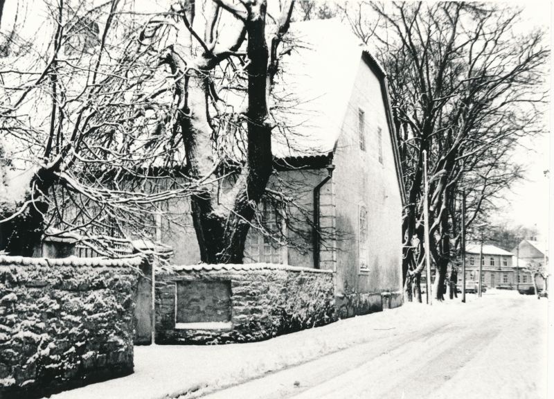 Foto. Kooli tänav ja endine Haapsalu raekoda. Detsember 1988.a. Mustvalge.