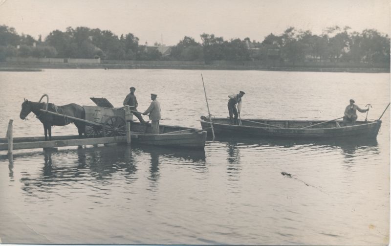 Foto. Haapsalu mudaravi. Fotomontaaz "Kuurort Haapsalu 1932.a." Muda laadimine paadist hobuveokile.
Foto: Jaan Vinnal.
