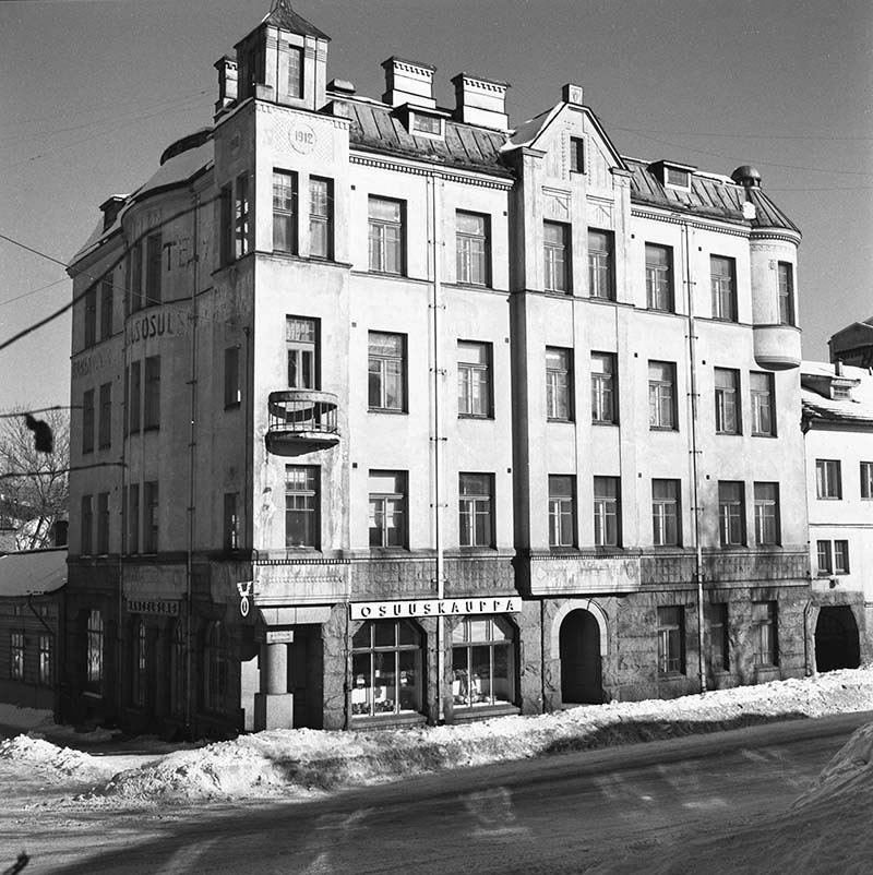 Alkun talo lännestä.