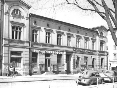 Kaksikerroksinen liikerakennus Linnankadun ja Kristiinankadun kulmassa  duplicate photo