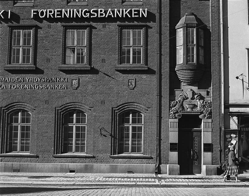 Yksityiskohta Oy Pohjoismaiden Yhdyspankin rakennuksen julkisivusta.