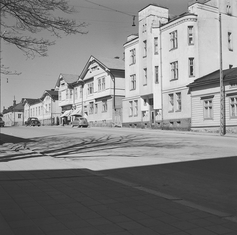 Katunäkymä Kaskenkatu 12 - 14. Kadun varrella olevia rakennuksia.; ulkokuva