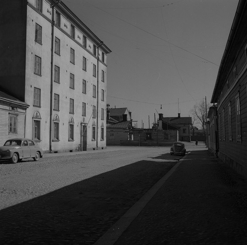 Katunäkymä Kaivokadun kaakkoispäästä (Kaivokatu 15-16).; ulkokuva