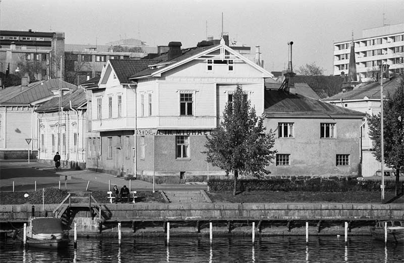 Kaupunkinäkymä Läntisen Rantakadun ja Ursininkadun kulmasta.