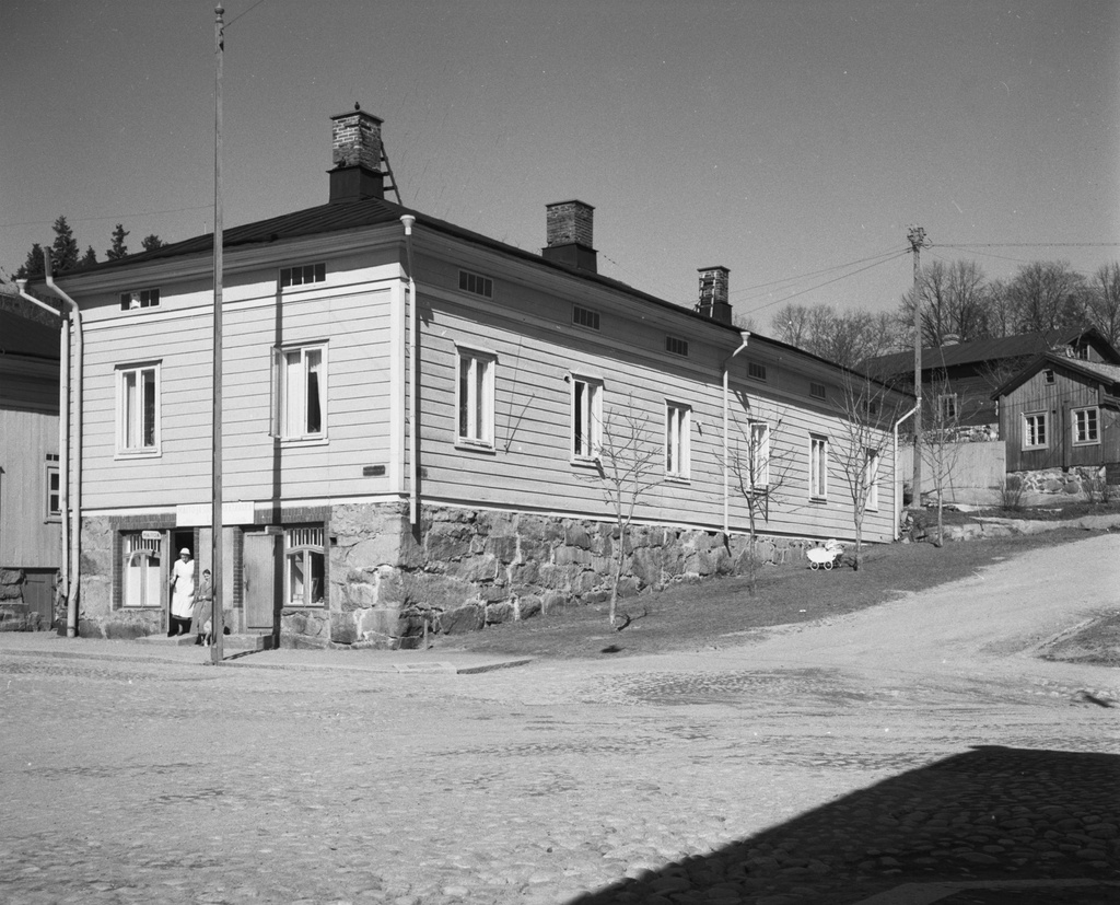 Kulmarakennus Vartiovuorenkatu 2 - Luostarinkatu 1.