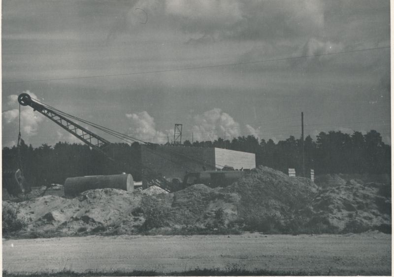 Foto. Autobaas nr. 6 hoonete rajamine Lihula mnt. ääres Haapsalus. Aug. 1961. Fotogr. R. Kalk.