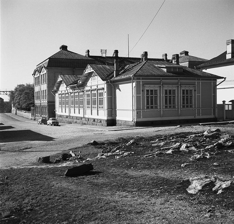 Topeliuksen kansakoulun rakennuksia pohjoisesta.