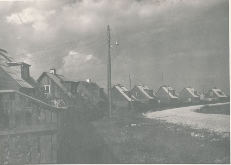 Foto. Elamuid Staadioni tänavast Haapsalus. Aug 1961. Fotogr. R. Kalk.