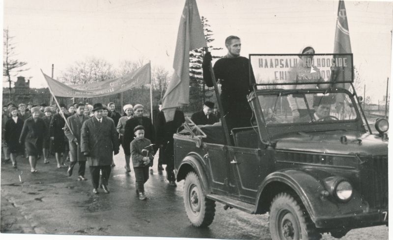 Foto. Suure Sotsialistliku Oktoobrirevolutsiooni 50. aastapäeva pidustused Haapsalus. Haapsalu KEK paraadil. 1967.