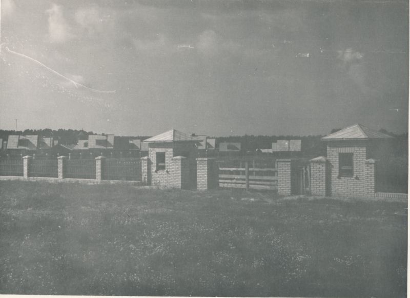 Foto. Ehitat. Staadioni väravad Haapsalus, Võidu t. Aug. 1961. Fotogr. R. Kalk.