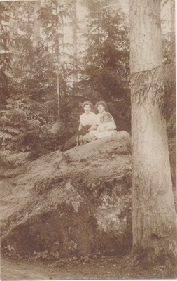 Foto. Kaks naist lapsega istumas suurel kivil. O. Siluti kogu. Albumis.  similar photo