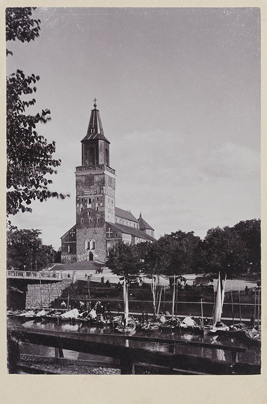 Turun tuomiokirkko ja kalasatama Aurajoella