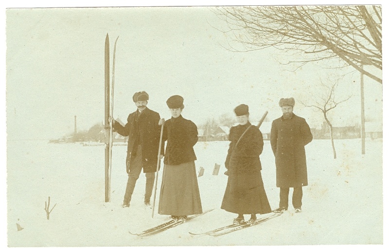 Foto. Suusatajad Haapsalu lahe jääl, kaks naist ja kaks meest. u 1915. O. Siluti kogu. Albumis.