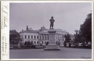 Per Brahes staty vid Braheskvären i Åbo. I fonden Trappska huset, nuvarande Åbo Akademis huvudbyggnad  duplicate photo