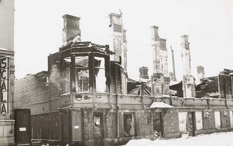 Tuhoutunut rakennus Kristiinankadulla; ulkokuva